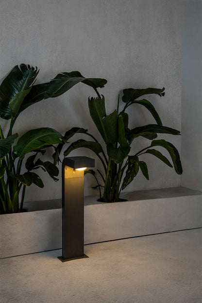 Baliza KLAMP fabricada en aluminio color gris oscuro, ideal para iluminar caminos