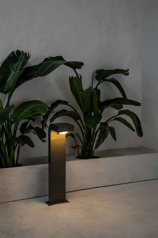 Baliza KLAMP fabricada en aluminio color gris oscuro, ideal para iluminar caminos