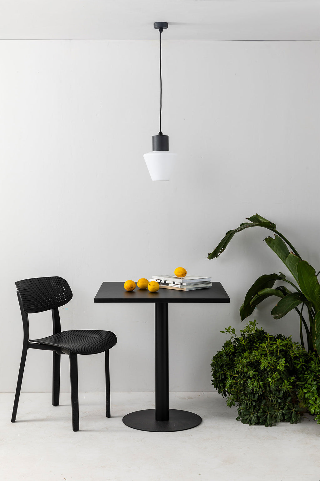 Lámpara colgante MISTU fabricada en aluminio color gris oscuro