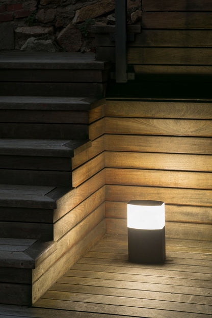 Sobremuro DATNA fabricado en aluminio color gris oscuro, ideal para iluminación exterior.