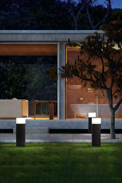 Baliza DATNA fabricada en aluminio color gris oscuro, ideal para iluminar tu jardín