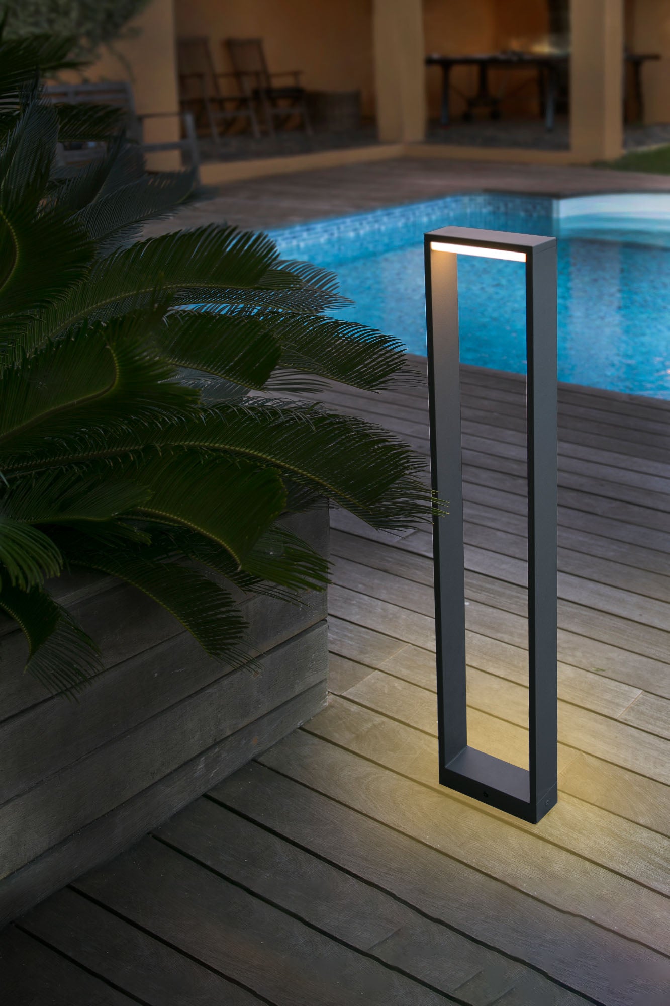 Baliza ALP 800 fabricada en aluminio color gris oscuro, ideal para jardines