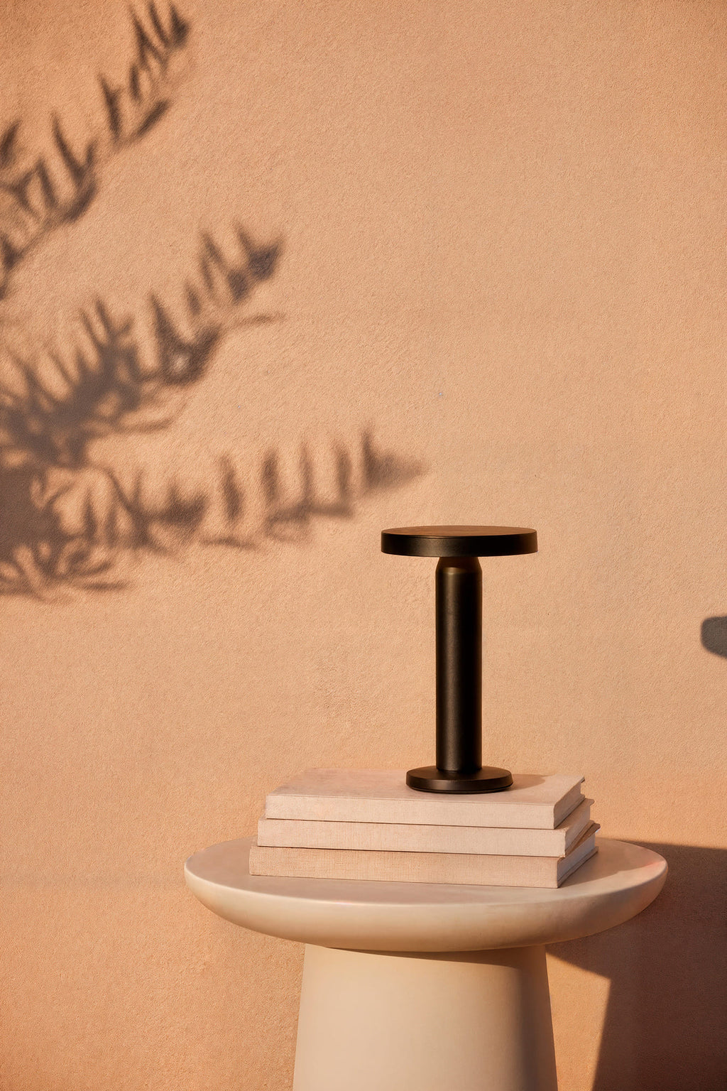 Baliza CAIRO fabricada en PC color Negro, ideal para iluminar tu jardín