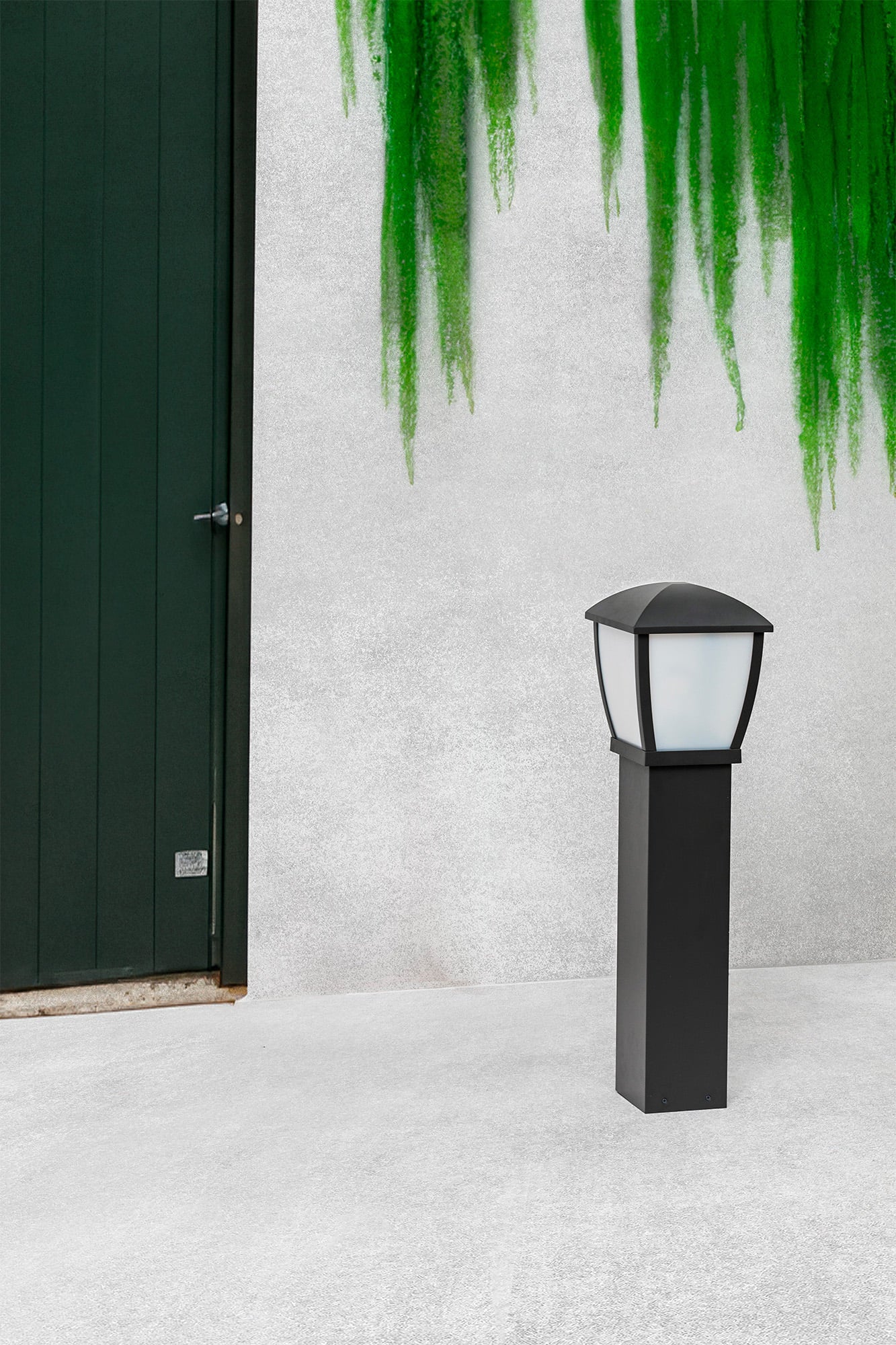 Baliza Wilma fabricada en aluminio color gris oscuro, ideal para iluminar tu jardín con estilo.