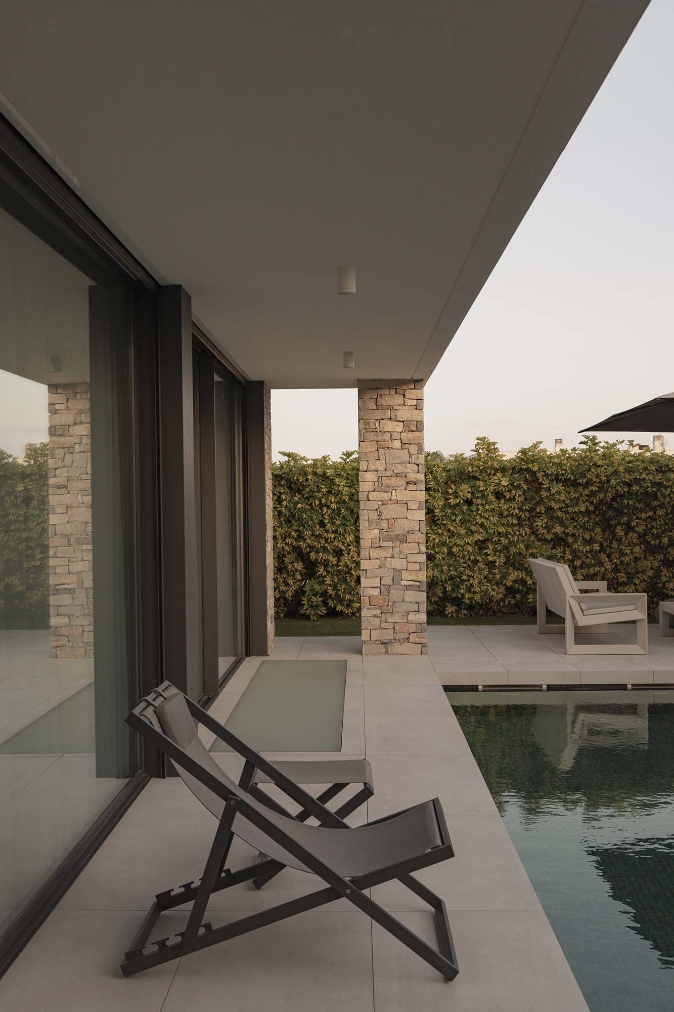 Downlight PUK 76 fabricado en aluminio color blanco, ideal para balcones y exteriores