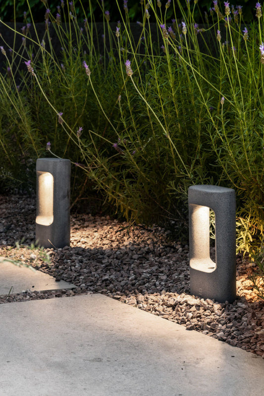Baliza Totem fabricada en cemento gris, ideal para exteriores y resistente a la intemperie