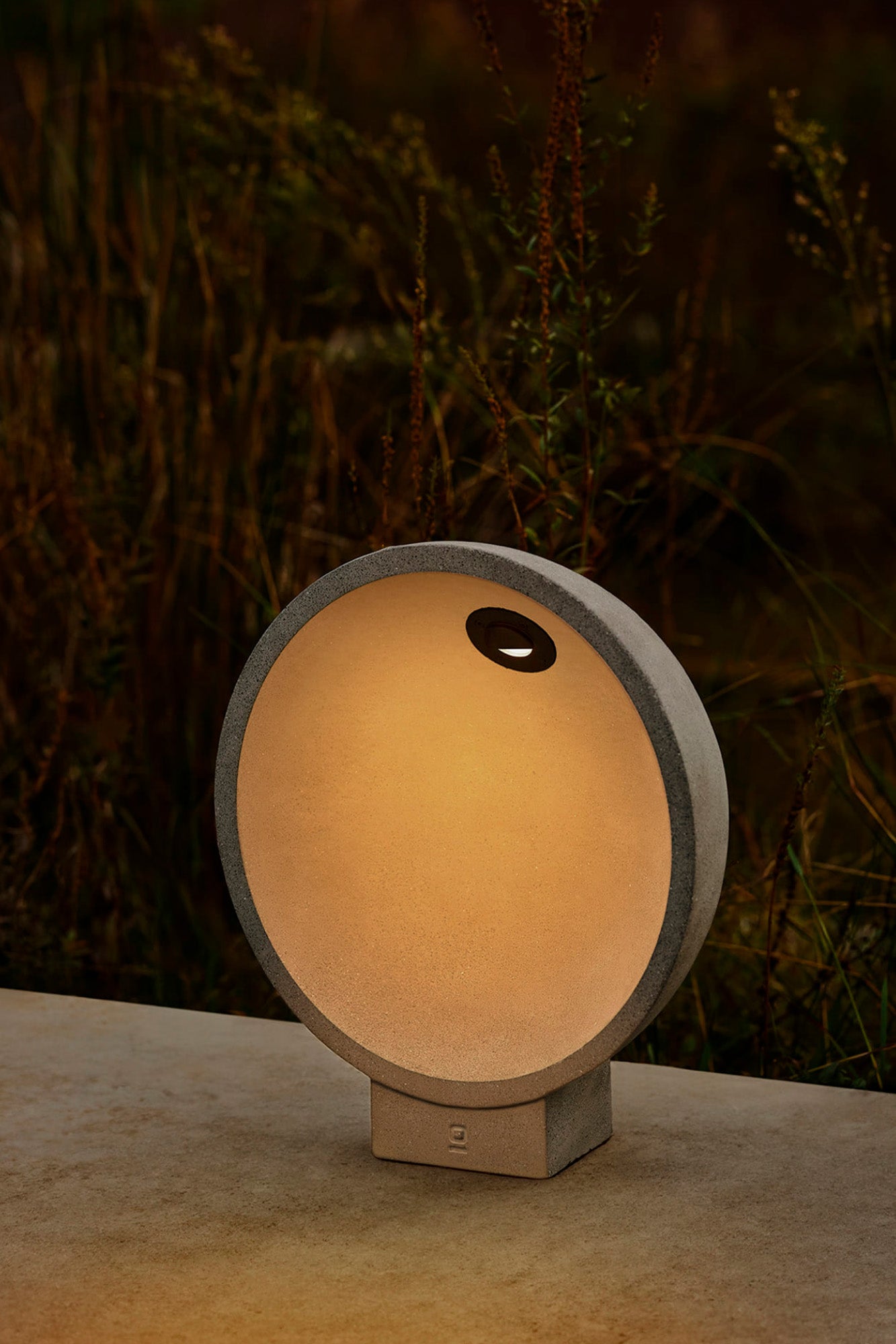 Baliza GAIA fabricada en cemento color gris, ideal para iluminar senderos con estilo