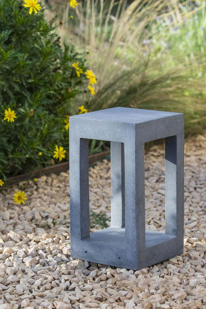 Baliza PILO fabricada en cemento color gris, luz cálida 2700K