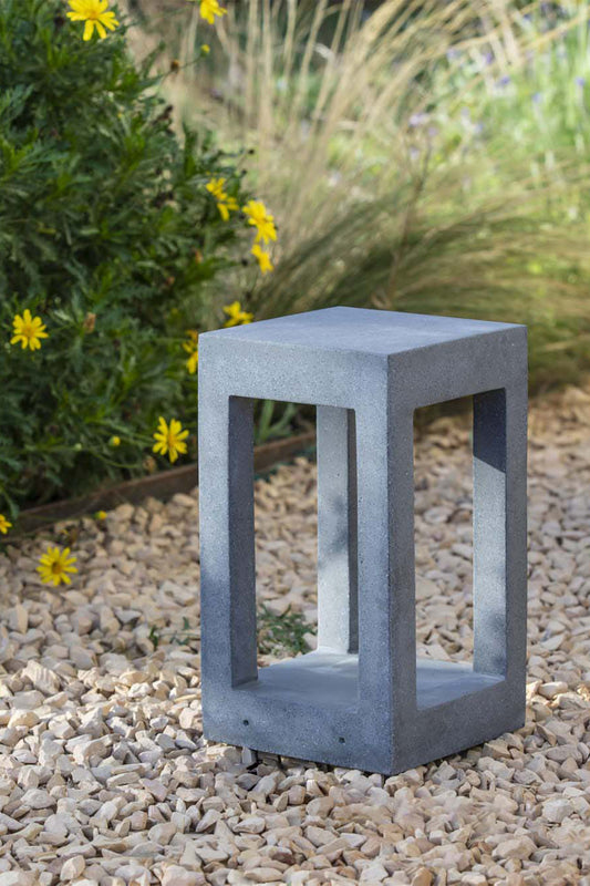 Baliza PILO fabricada en cemento color gris, luz cálida 2700K