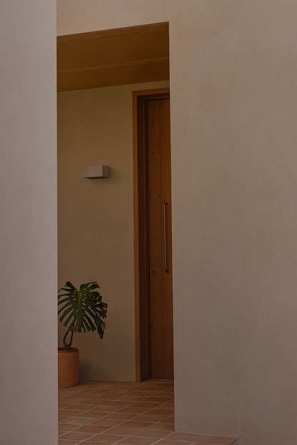 Baliza GLINT fabricada en cemento gris, luz cálida 2700K para exterior