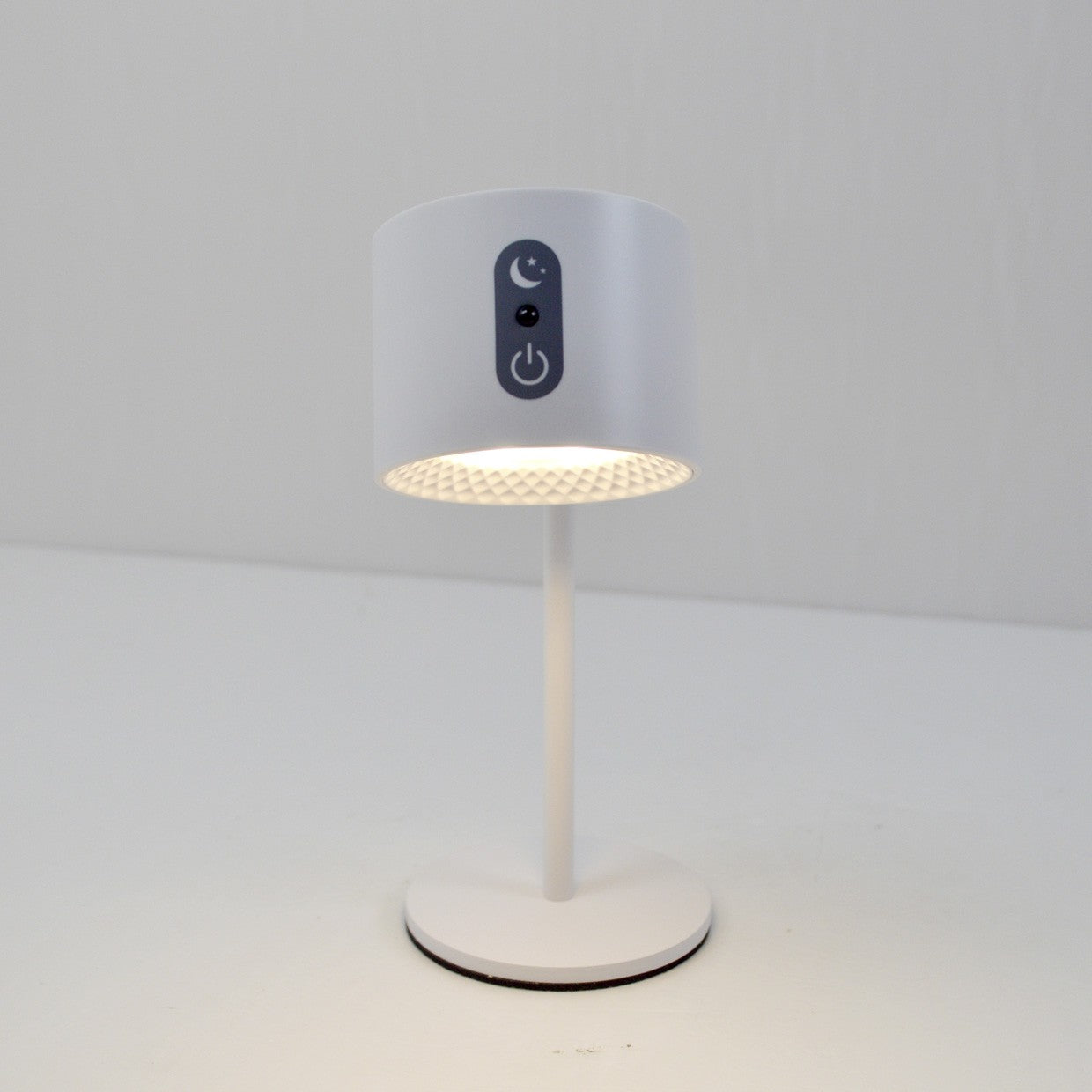 Detalle del control táctil en lámpara Loja LED ALEMAR - Vista lateral