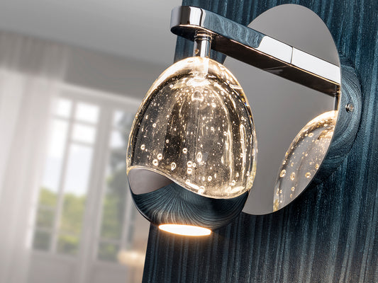 Aplique de Pared LED Rocío 5W Cromo con Tulipa de Cristal Schuller en ambiente decorado | Schuller