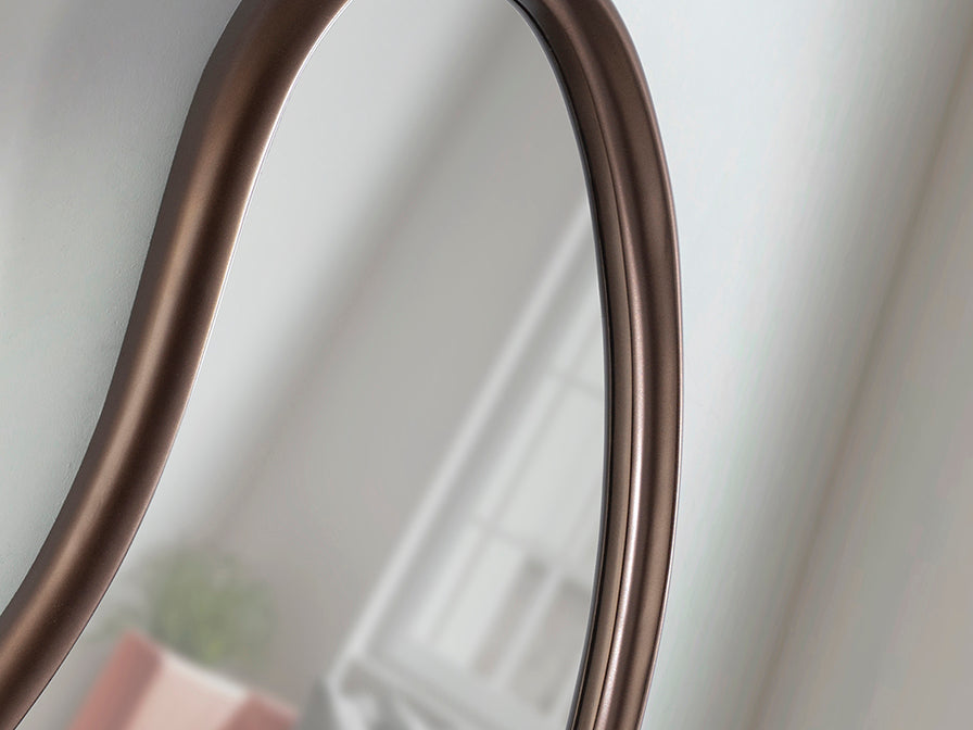 Detalle de Espejo Decorativo Brigitte de Schuller (Brigitte) en color Bronce Oscuro con forma fluida - Ref 815574.

