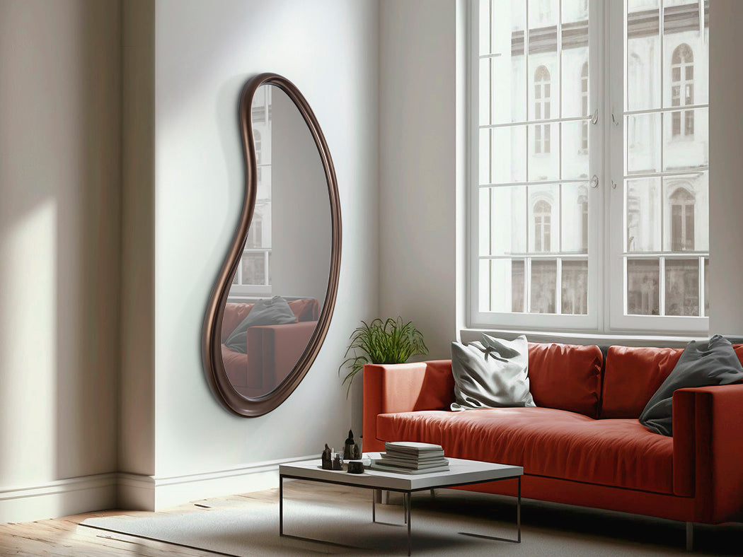 Ambiente de Espejo Decorativo Brigitte de Schuller (Brigitte) en color Bronce Oscuro con forma fluida - Ref 815574.
