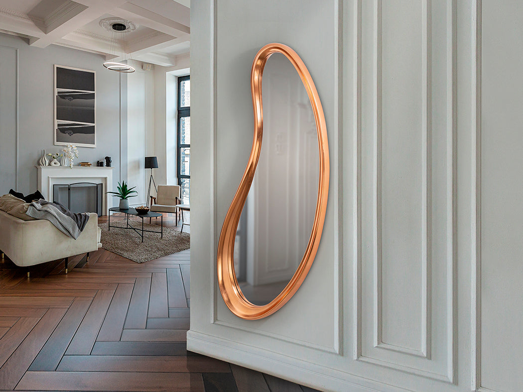 Ambiente de Espejo Decorativo Brigitte de Schuller (Brigitte) en color Oro Rosa con forma orgánica - Ref 815598.
