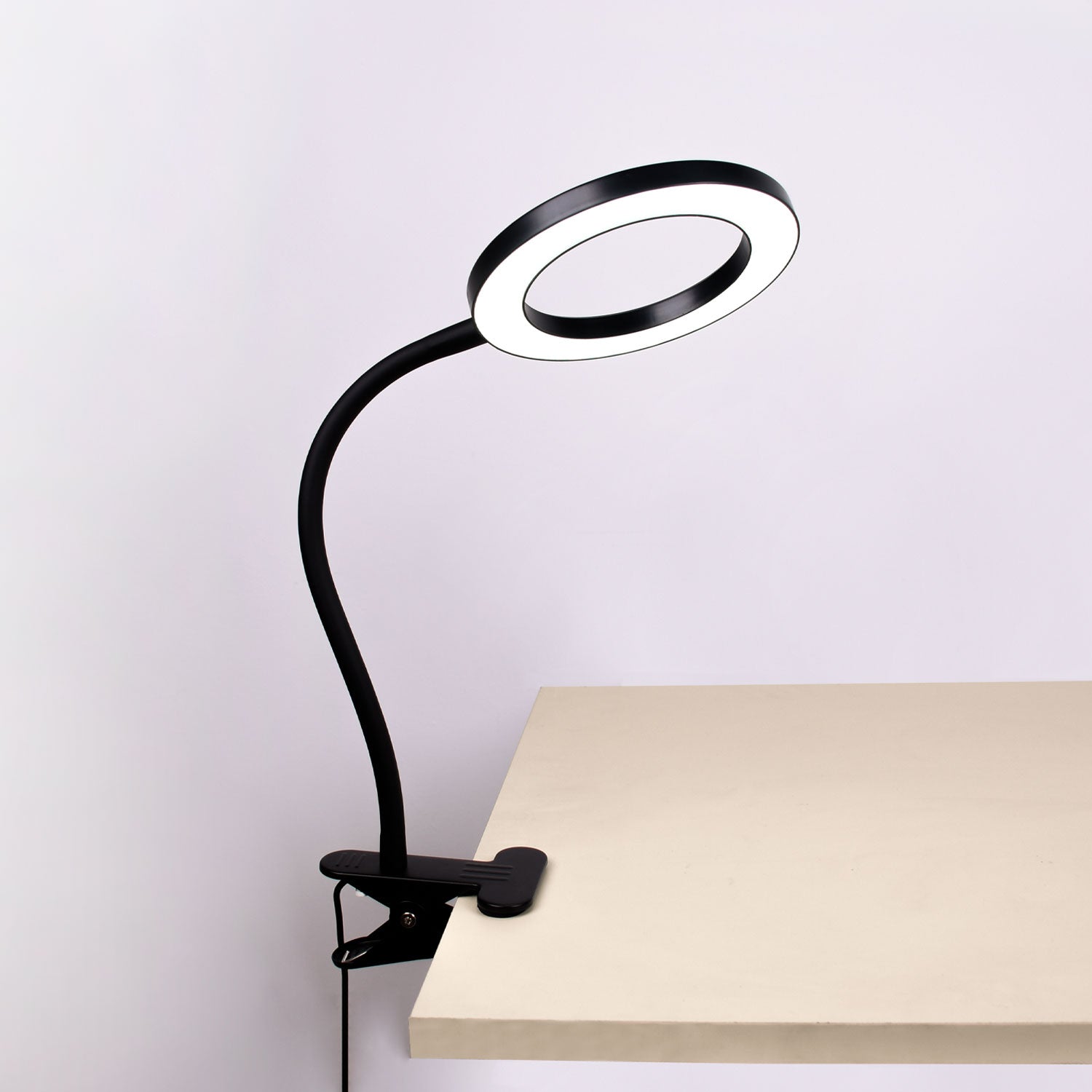 Flexo fabricado en metal color negro BELAIR, con clip y luz LED