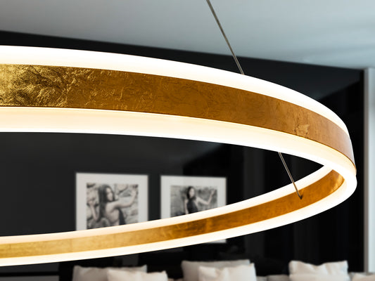 Lámpara Colgante LED Helia 100 cm Pan de Oro Schuller en ambiente decorado | Schuller