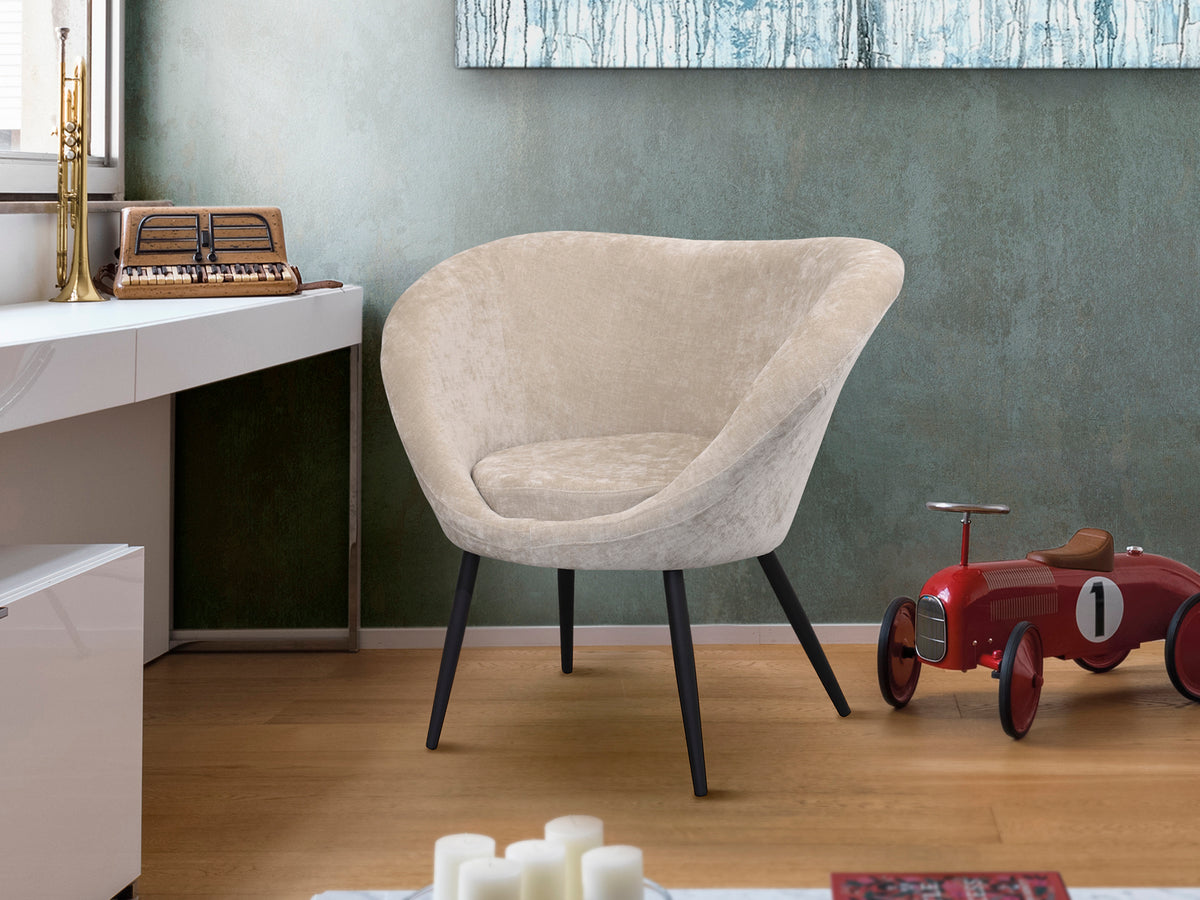 Butaca Ozome Tapizada en Chenilla Beige con Patas de Metal Negro Schuller en ambiente decorado | Schuller