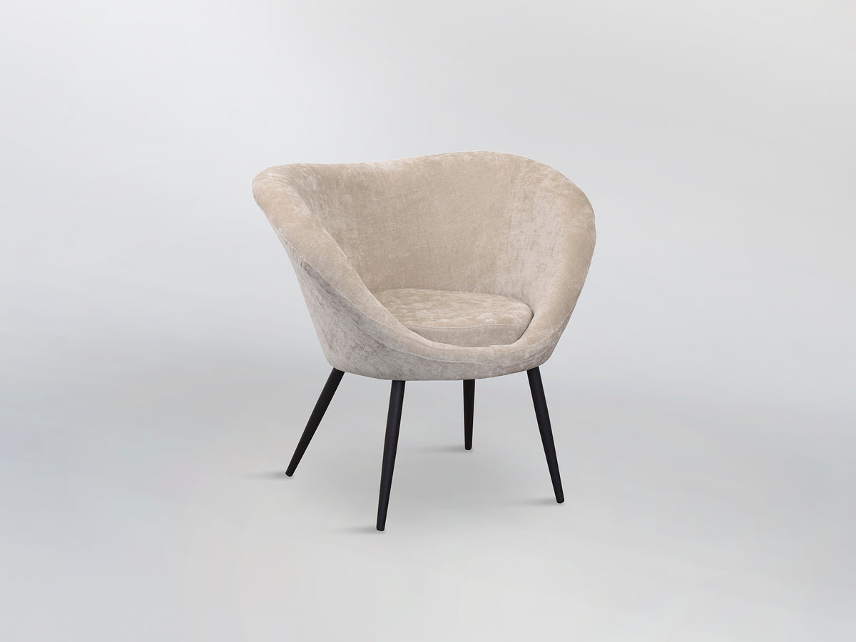Butaca Ozome Tapizada en Chenilla Beige con Patas de Metal Negro Schuller en ambiente decorado | Schuller