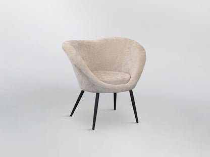 Butaca Ozome Tapizada en Chenilla Beige con Patas de Metal Negro Schuller en ambiente decorado | Schuller