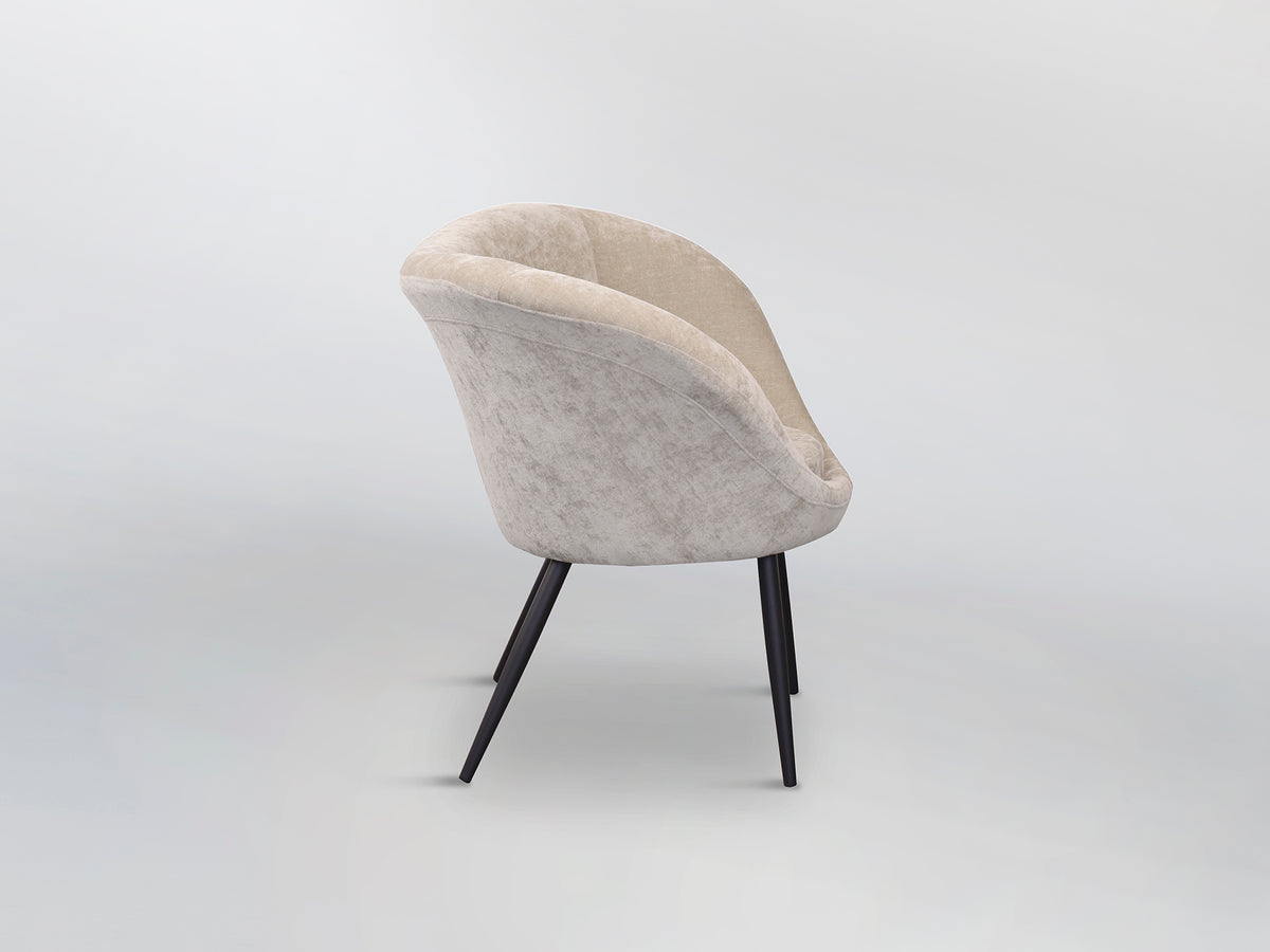Butaca Ozome Tapizada en Chenilla Beige con Patas de Metal Negro Schuller en ambiente decorado | Schuller