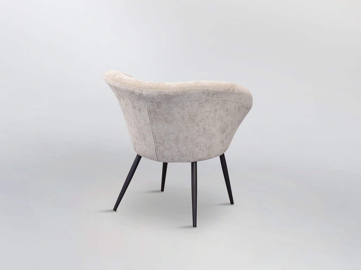 Butaca Ozome Tapizada en Chenilla Beige con Patas de Metal Negro Schuller en ambiente decorado | Schuller
