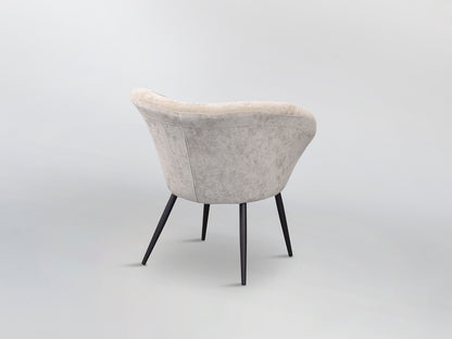 Butaca Ozome Tapizada en Chenilla Beige con Patas de Metal Negro Schuller en ambiente decorado | Schuller