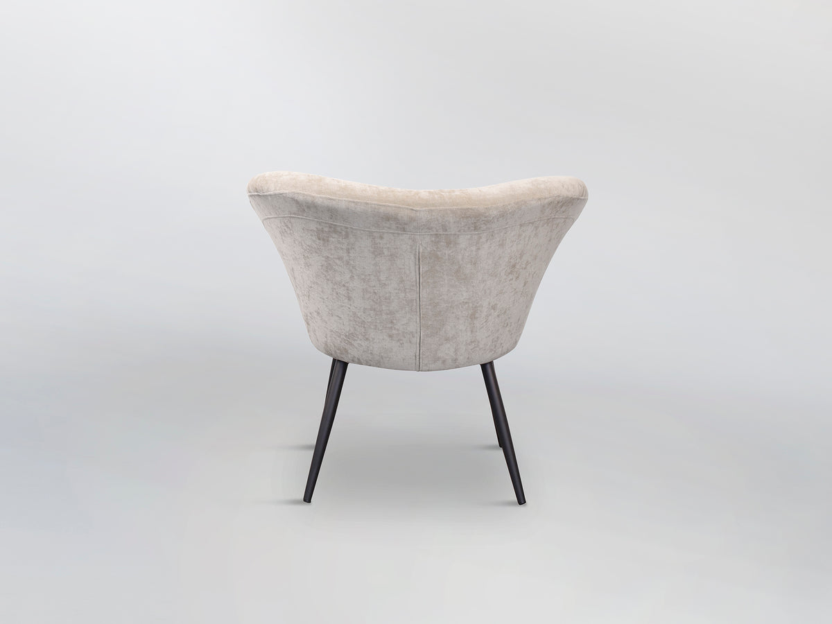 Butaca Ozome Tapizada en Chenilla Beige con Patas de Metal Negro Schuller en ambiente decorado | Schuller