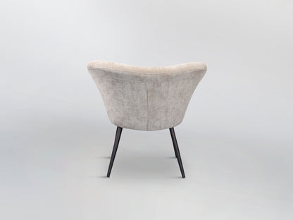 Butaca Ozome Tapizada en Chenilla Beige con Patas de Metal Negro Schuller en ambiente decorado | Schuller