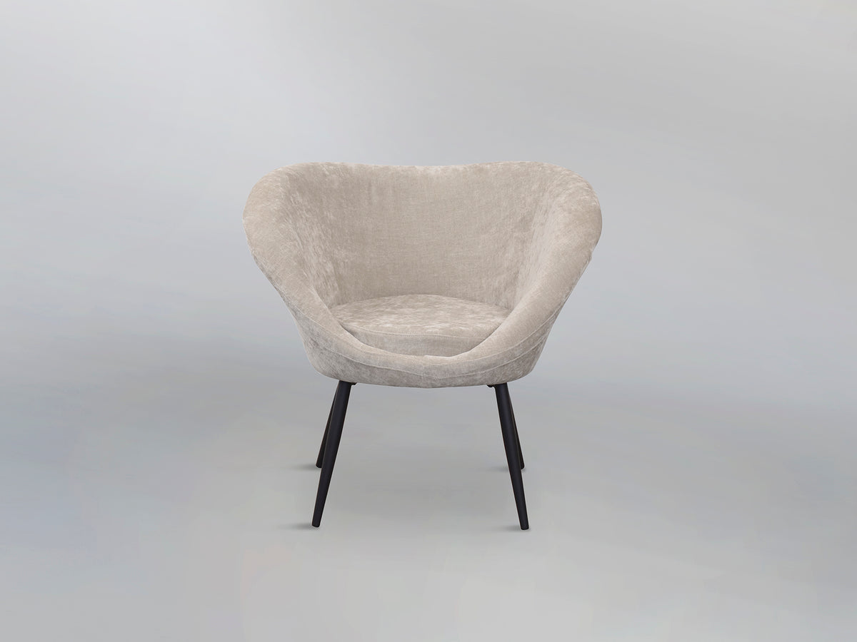 Butaca Ozome Tapizada en Chenilla Beige con Patas de Metal Negro Schuller en ambiente decorado | Schuller