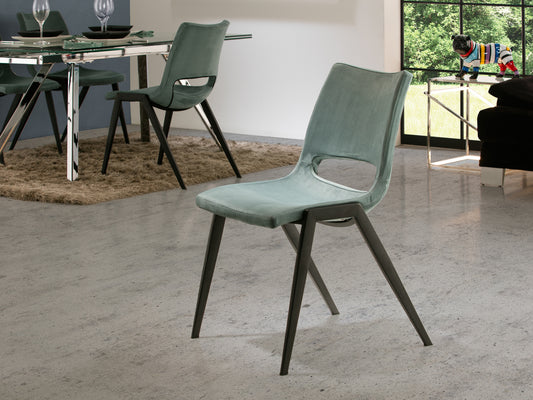 Silla Aloha Azul Aguamarina con Estructura Negra Mate Schuller en ambiente decorado | Schuller