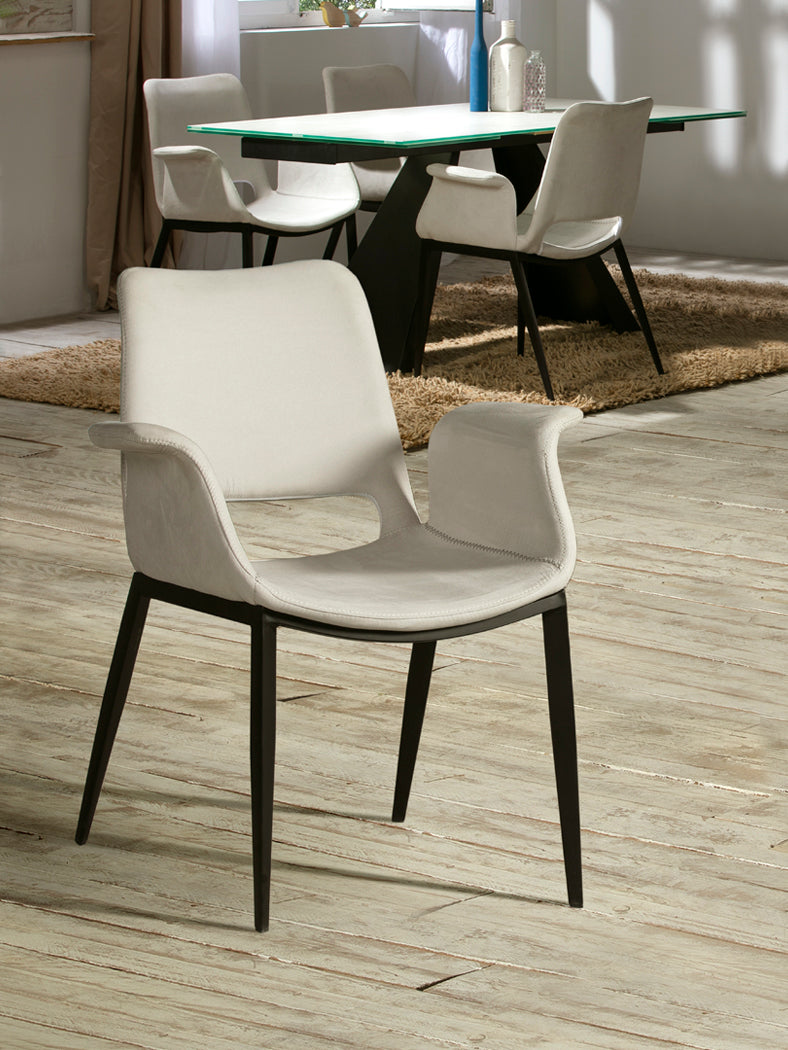 Ambiente de Sillón Sowa de Schuller (Sowa) en color Blanco con patas de metal negro mate y pespunte decorativo - Ref 863952.

