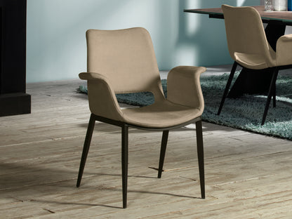 Sillón Sowa Tapizado Beige con Estructura Negra Mate Schuller en ambiente decorado | Schuller · Ref. 863964
