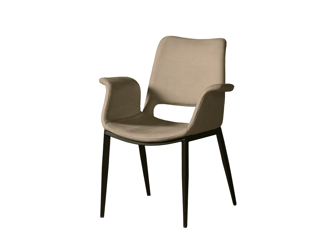 Sillón Sowa Tapizado Beige con Estructura Negra Mate Schuller en ambiente decorado | Schuller