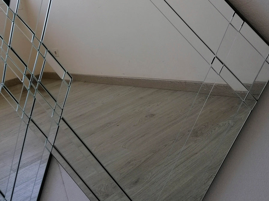 Detalles de Espejo Decorativo VEGA-115X110 de Schuller (Vega) en color Espejo con diseño de rombos superpuestos - Ref 888055LT.
