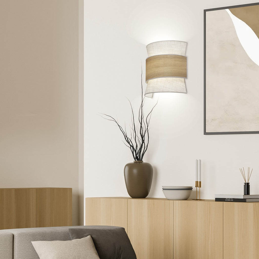 Aplique Sabina tostado madera instalado en pared decorada - Detalle lateral