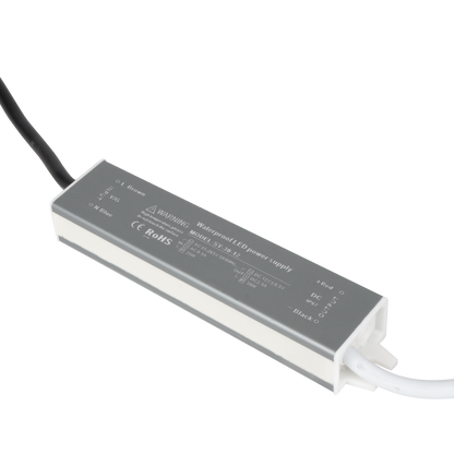 Transformador fabricado en aluminio color plata, ideal para tiras LED 12V