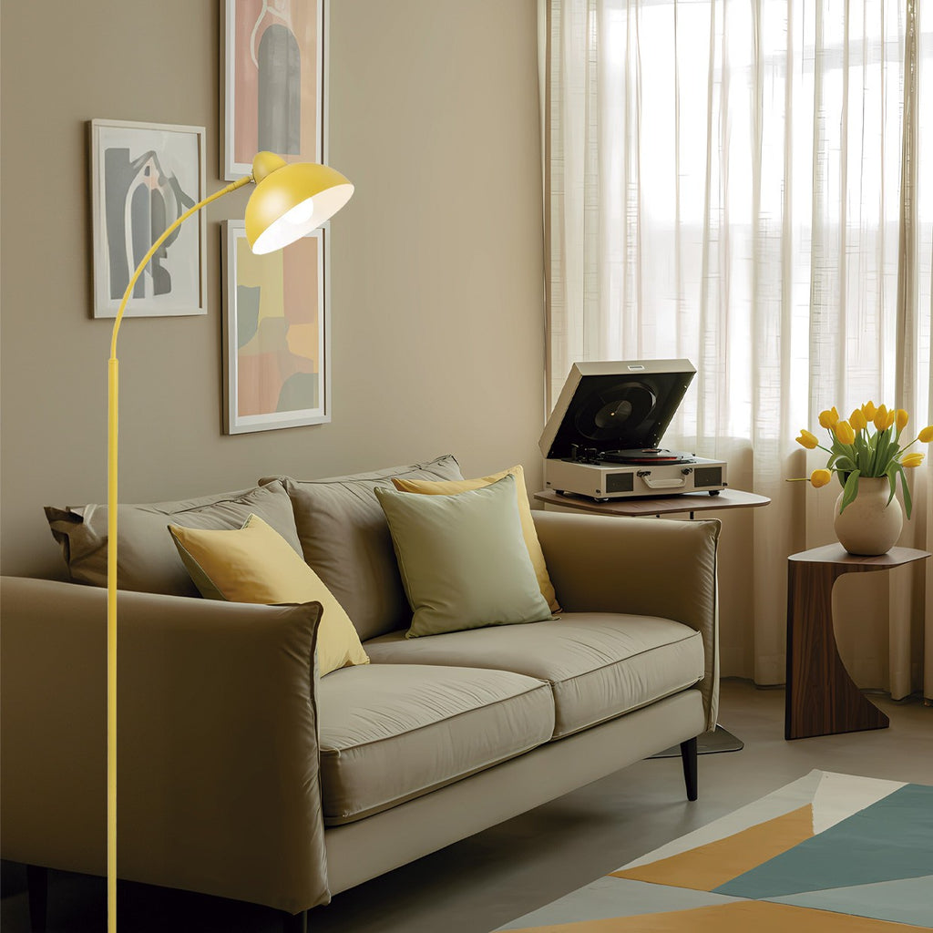 Pie de salón Niu amarillo ALEMAR en ambiente de salón moderno