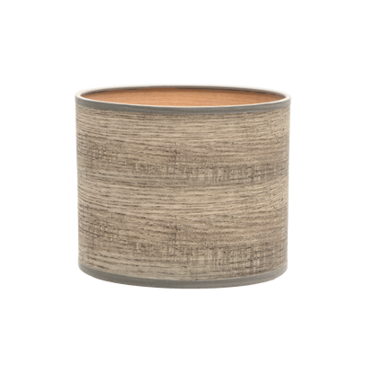 Sobremesa Jerte fabricada en metal color blanco con pantalla en madera gris