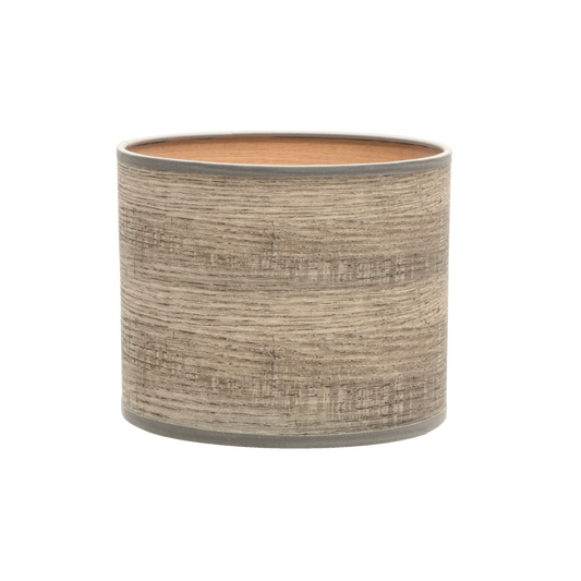 Sobremesa Jerte fabricada en metal color blanco con pantalla en madera gris