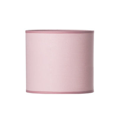 Lámpara Ibor fabricada en metal color blanco y textil rosa para luz suave