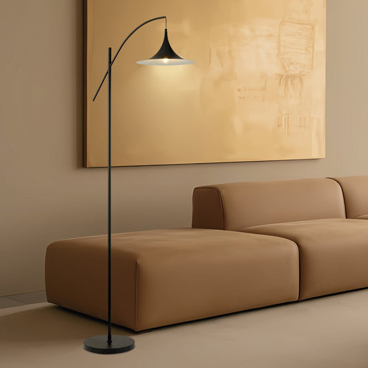 Pie de salón Conte negro en ambiente de salón moderno