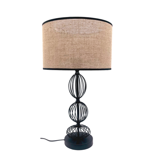 Sobremesa Fionn fabricada en metal color negro y textil beis, ideal para dormitorio