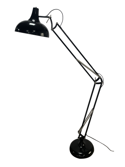Lámpara de pie con diseño articulable para dirigir la luz