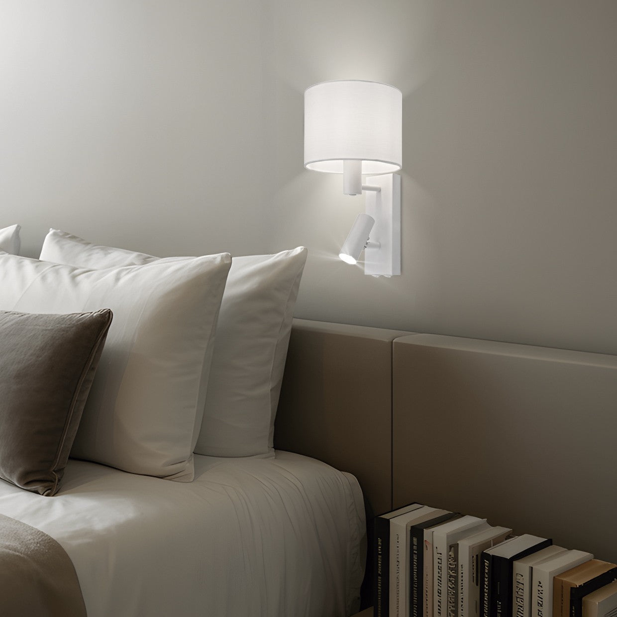 Aplique Hera blanco instalado en pared de pasillo - Ambiente interior