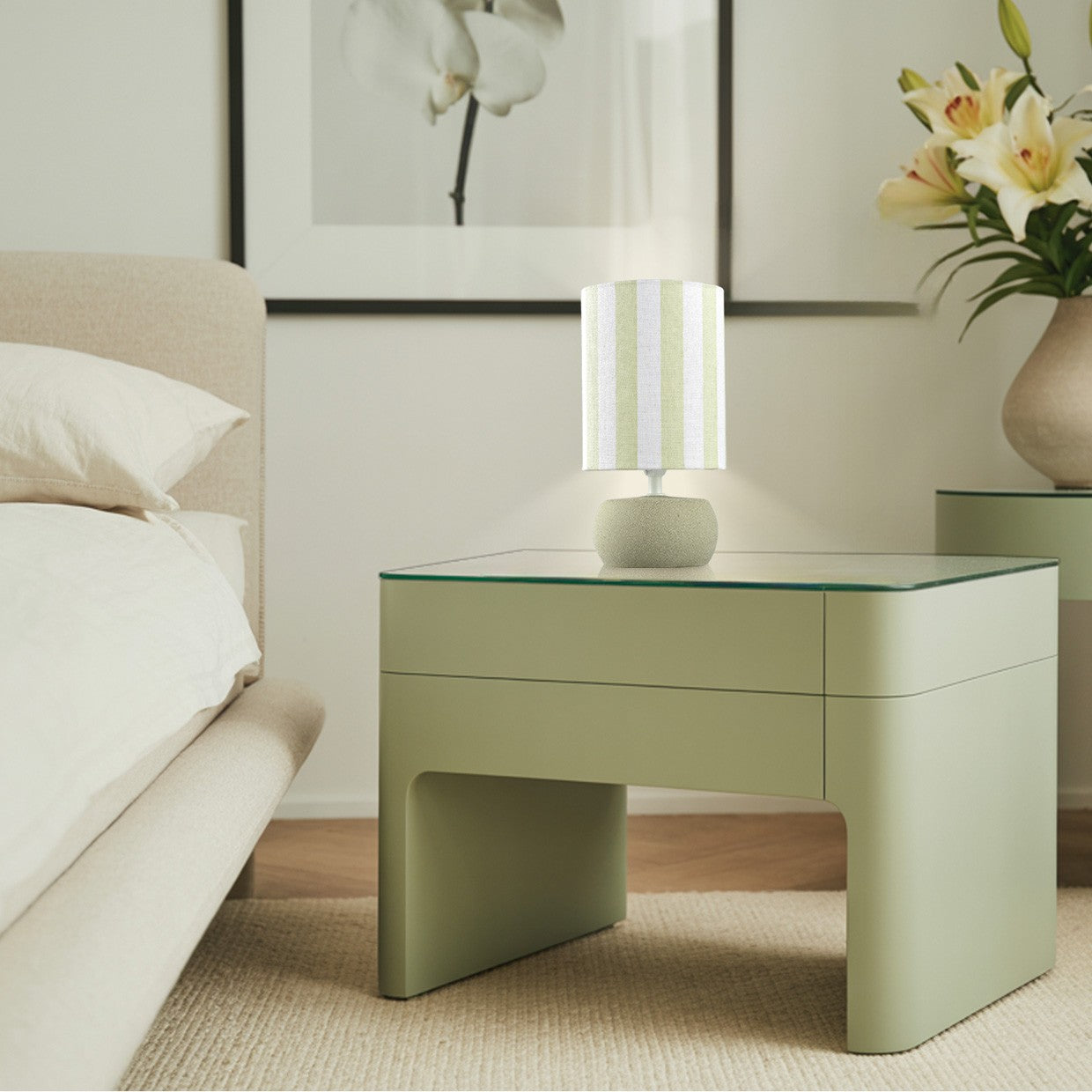 Lámpara Berly instalada en mesita de noche - Ambiente dormitorio decorado
