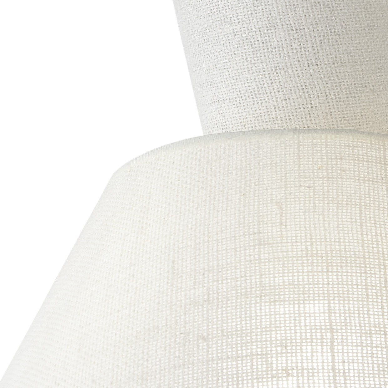 Detalle de estructura metal negro y pantalla tela del colgante Carlo ALEMAR