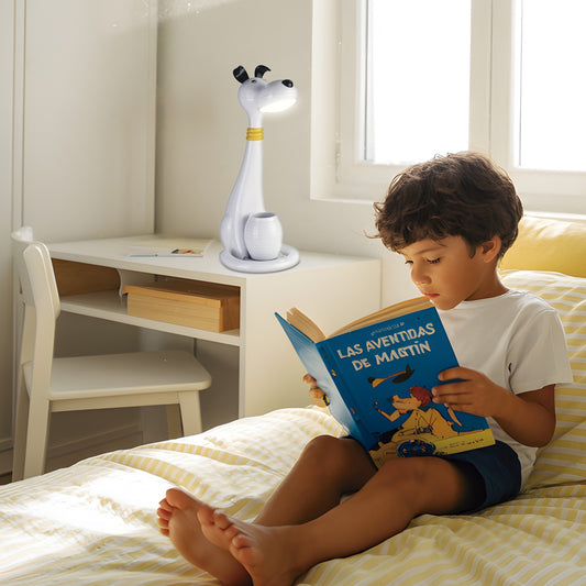 Lámpara de sobremesa LED Dogo en ambiente de escritorio moderno