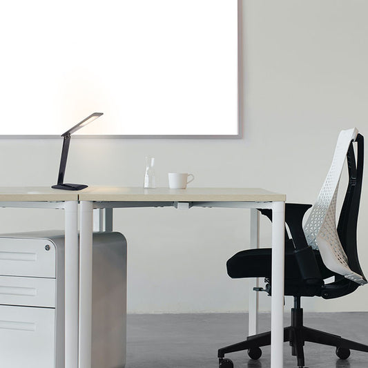 Lámpara PYTHON fabricada en policarbonato negro LUMIT con luz ajustable