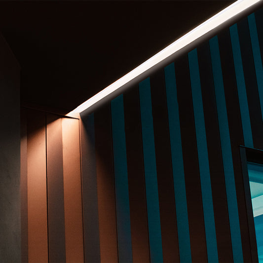 Regleta LED AXINITE 150 cm 20W 4000K Blanco Interlusa instalada en ambiente decorativo de salón o dormitorio | Interlusa